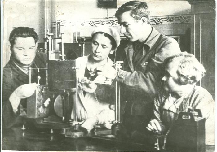 Профессор М.Ф. Авазбакиева кафедра аспиранттарымен тәжірбие үстінде