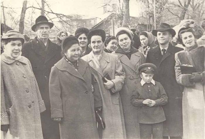 Факультет қызметкерлері 1 мерекесінде, 1952ж