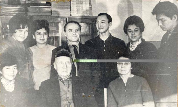 Профессор Б.А. Домбровский және морфолог шәкірттерімен, 1965ж