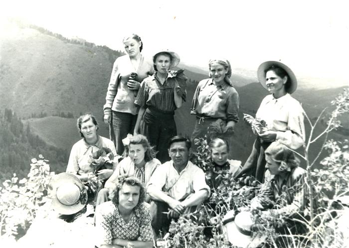 Студенттер оқу-далалық практикада, 1938ж