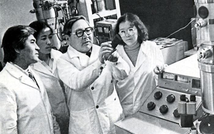 Академик Масенов Т.М. аспиранттары мен электронды микроскопия зертханасында