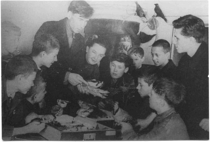 Студент биологтар Гвоздев Е.В., Сидоров Е, Зворыгин И.К. жас натуралисттермен пионерлер сарайында (1938ж)